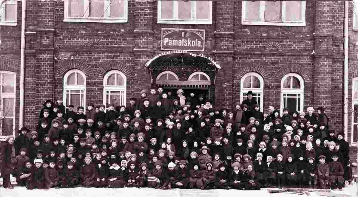 Valmiera. 1st Primary School - Students and teachers, 1924