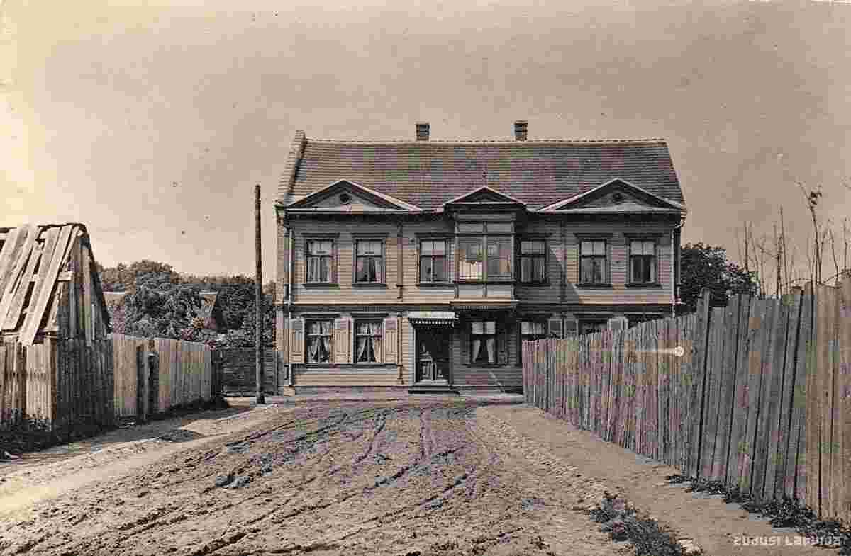 Valmiera. Intersection of Vītolu and Kārļa streets in the early 1920s