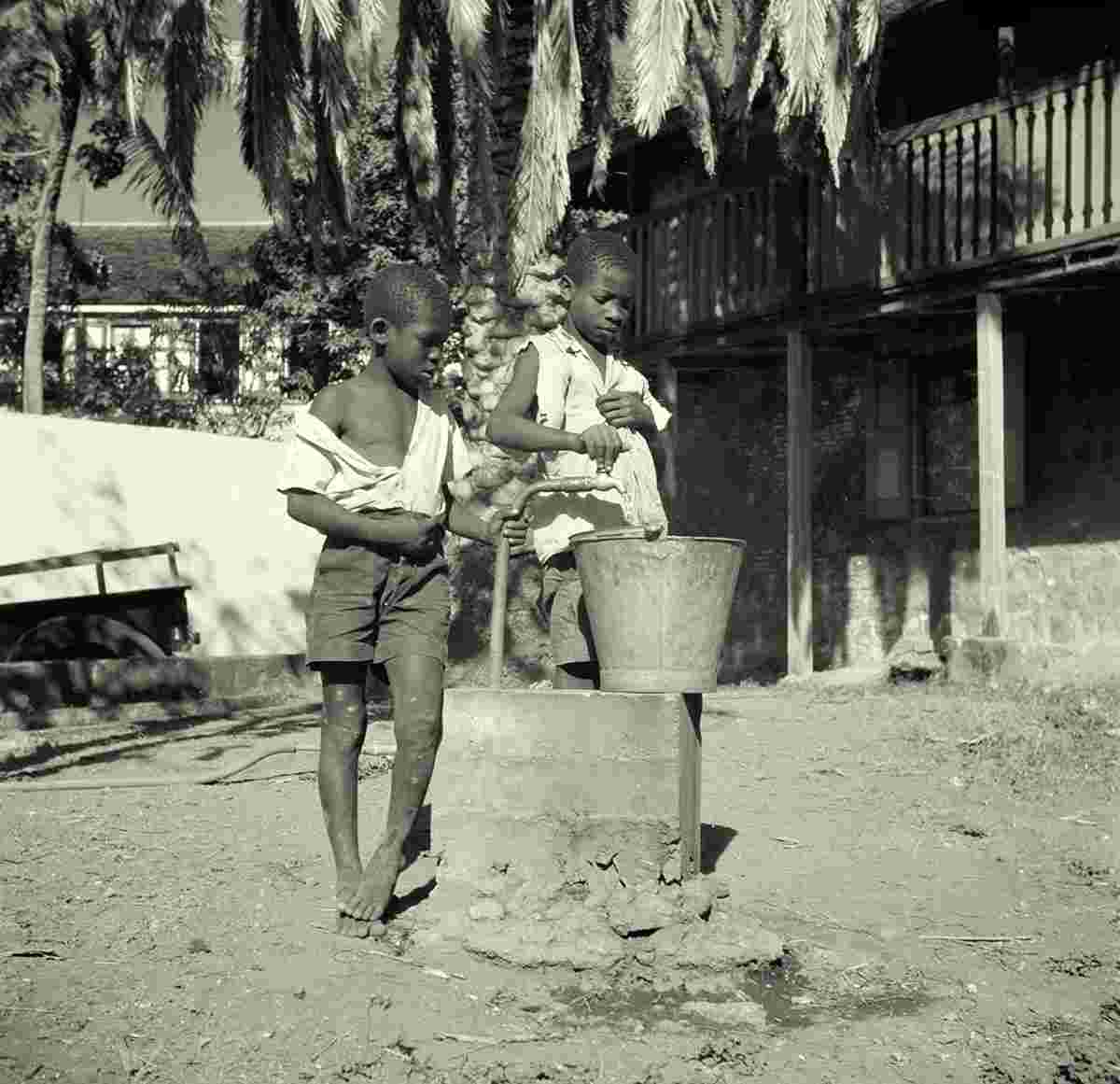 Oranjestad. Children at well, 1947