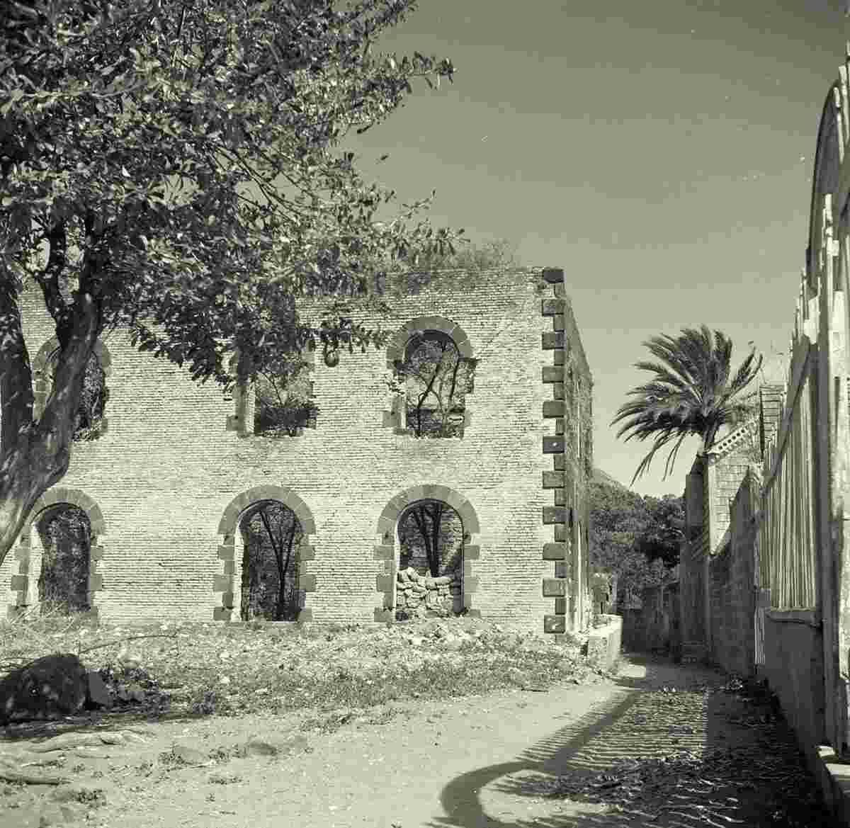 Oranjestad. Ruins of the Honin Dalim synagogue, 1947