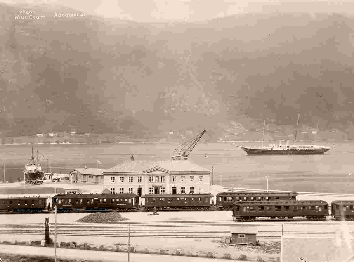 Åndalsnes. Railway station, yacht of Prince Olav in fjord, 1925