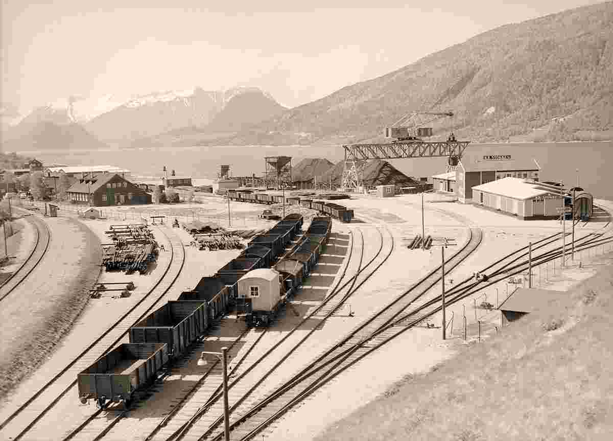 Åndalsnes. Railway yard in harbor, 1959