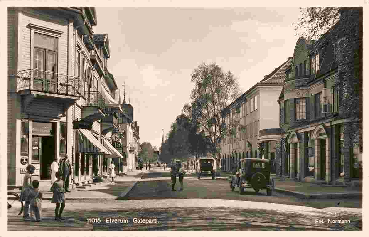 Elverum. Panorama of city street, between 1930 and 1935