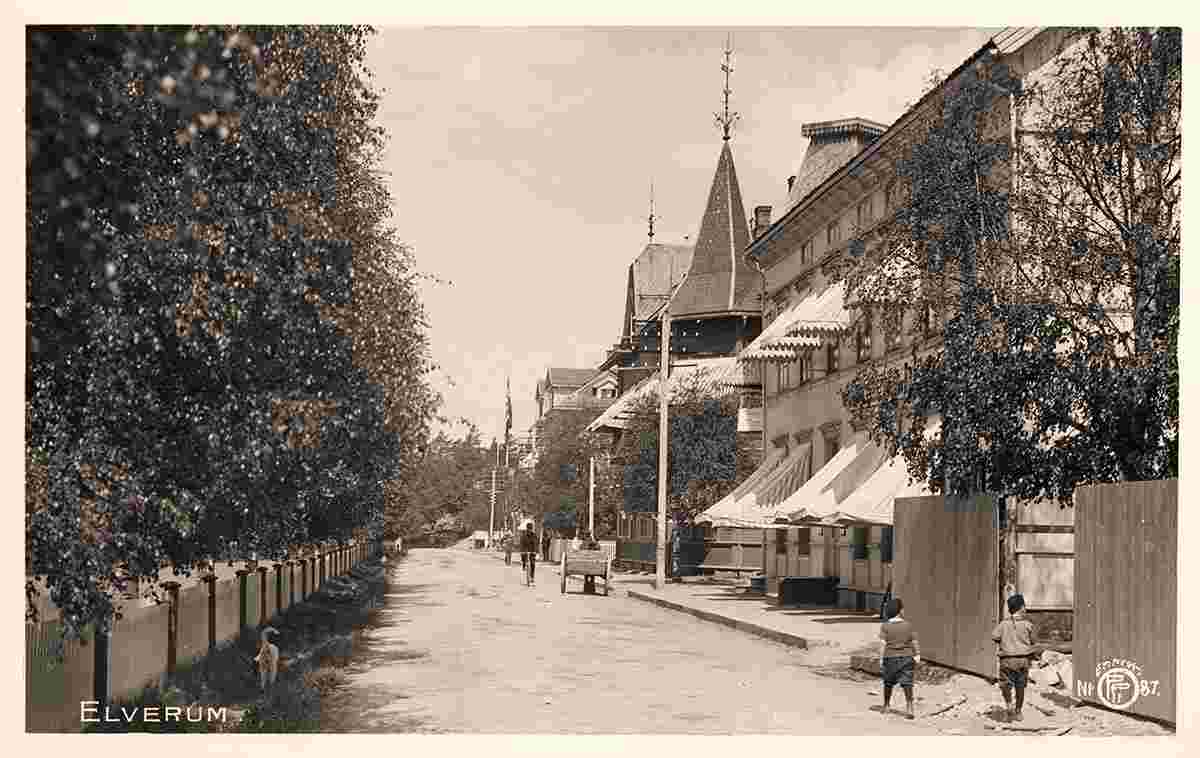 Elverum. Panorama of city street, children, between 1900 and 1940