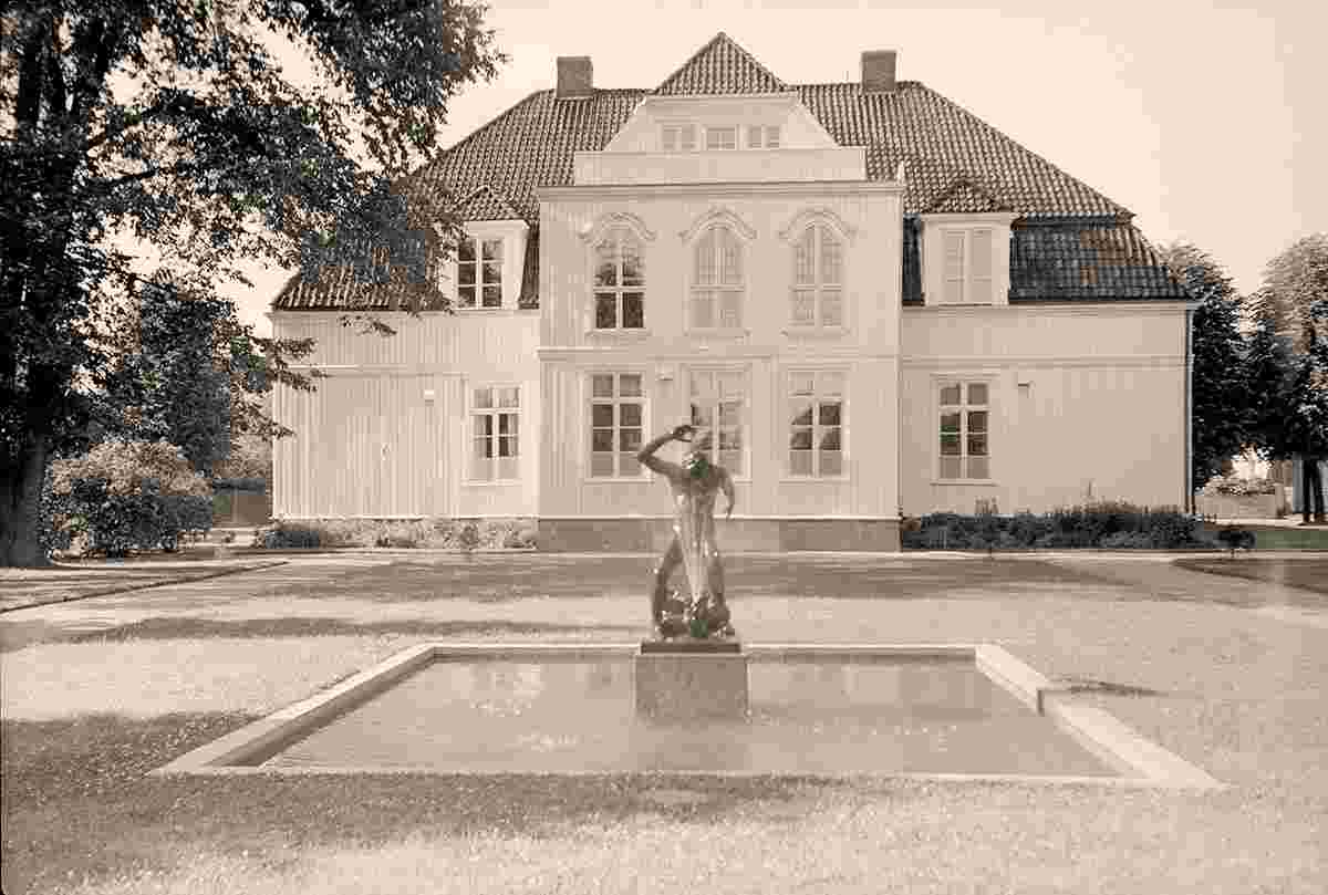 Fredrikstad. City building, sculpture in fountain, between 1900 and 1950