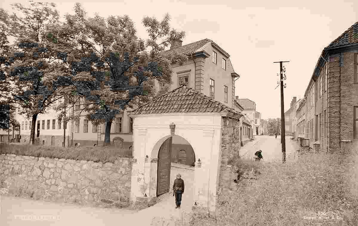 Fredrikstad. Soldier on city gate, between 1900 and 1950