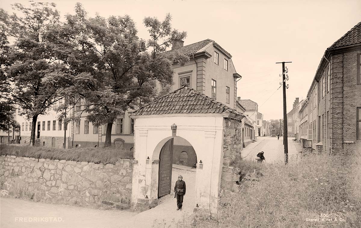 Fredrikstad. Soldier on city gate, between 1900 and 1950
