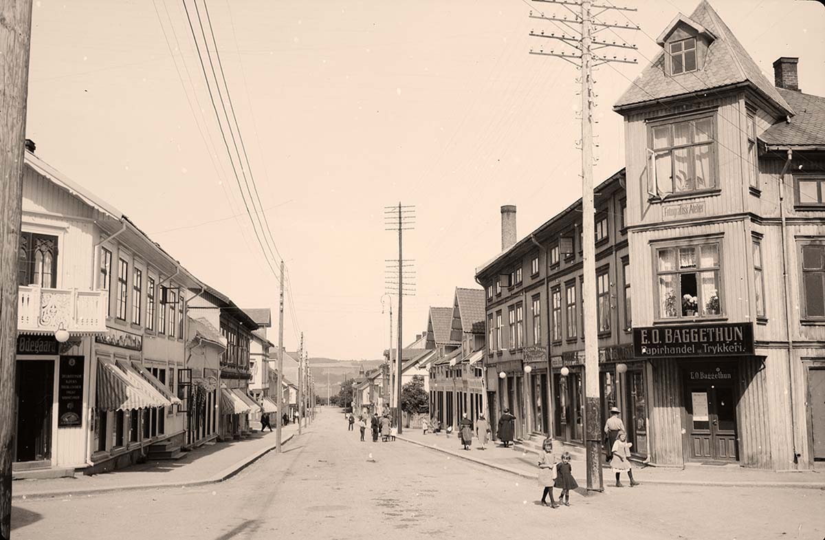 Gjøvik. Panorama of city street, between 1900 and 1950