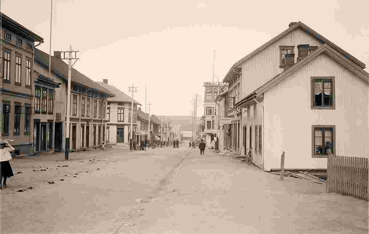 Gjøvik. Panorama of city street, between 1900 and 1950