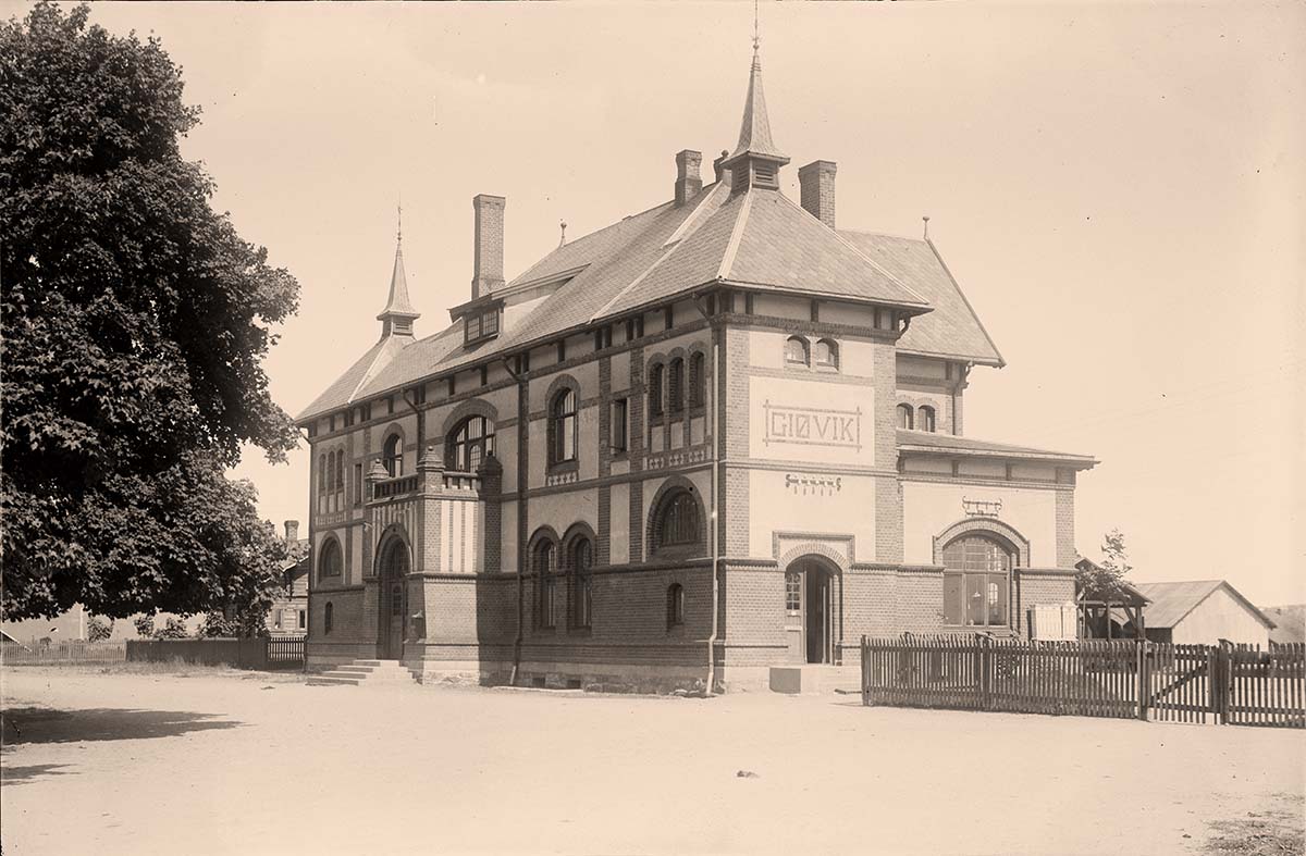 Gjøvik. Railway station, square, between 1900 and 1950