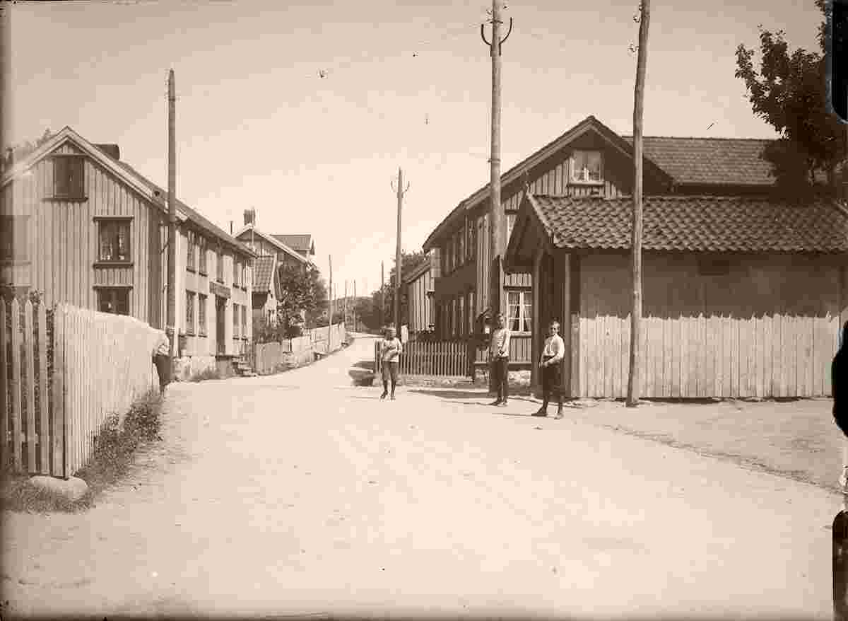 Grimstad. Panorama of city street, children, between 1910 and 1920