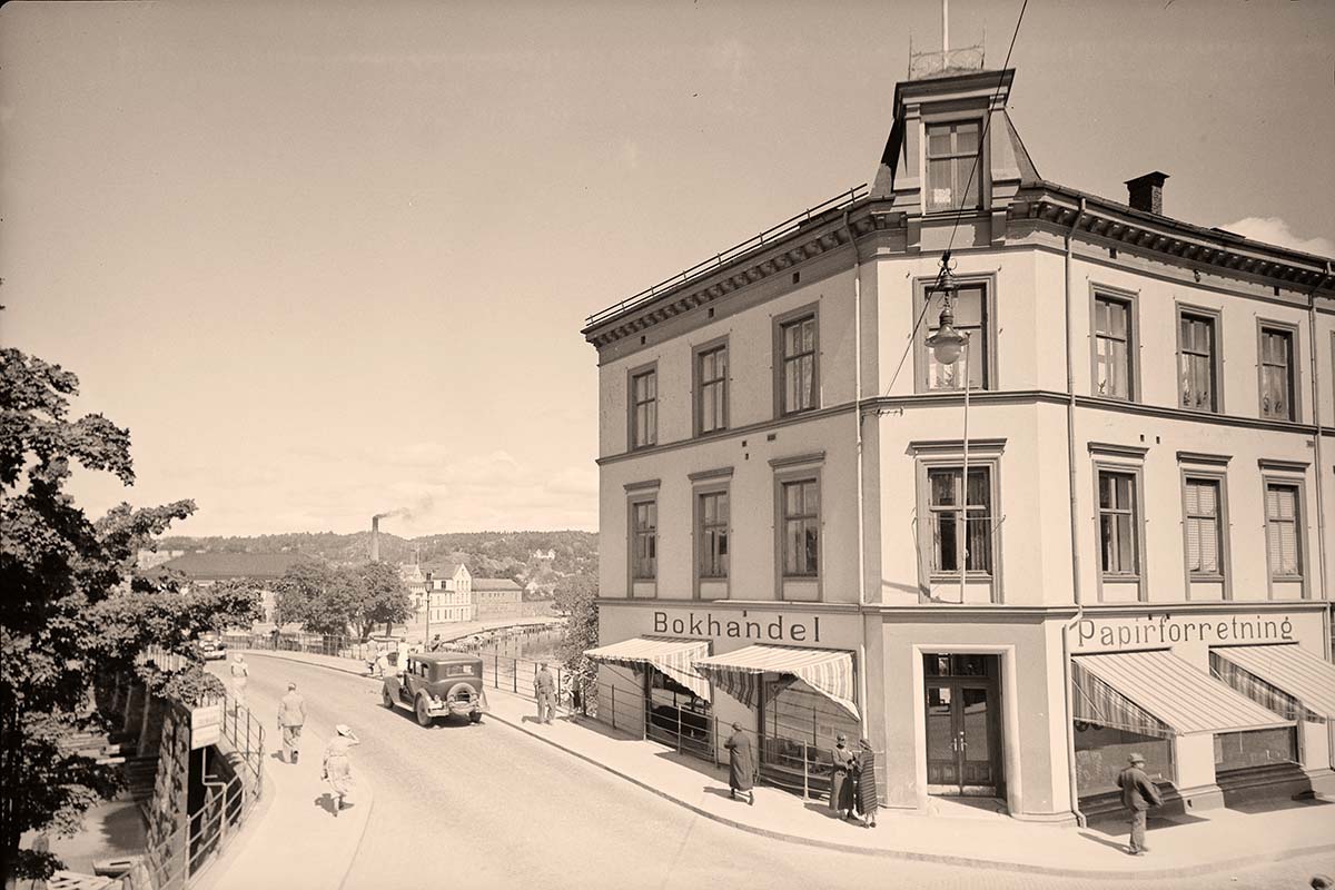 Halden. Bridge and Bokhandel with Papirforretning, between 1900 and 1950