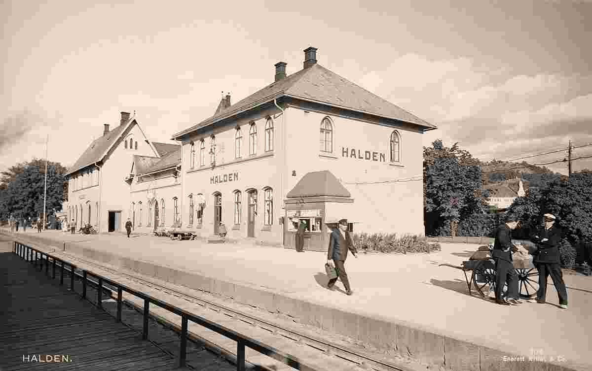 Halden. Railway station platform, between 1900 and 1950