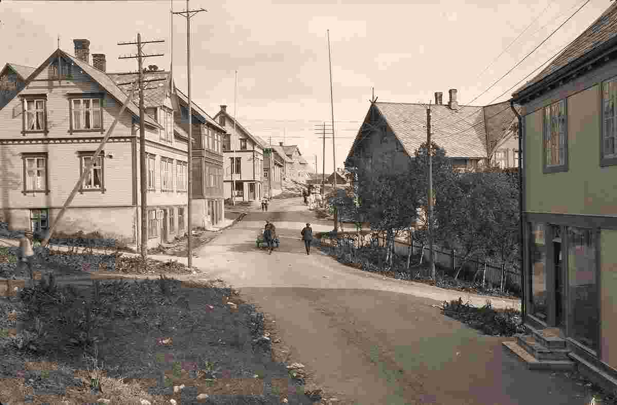 Harstad. Panorama of city street, between 1915 and 1950