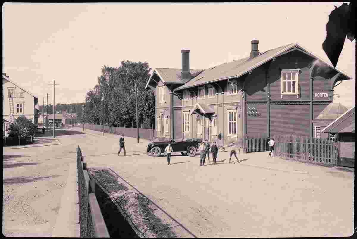 Horten. Railway station, street, between 1900 and 1950