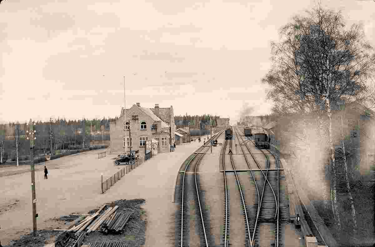 Jessheim. Railway station, platform, train, between 1900 and 1950
