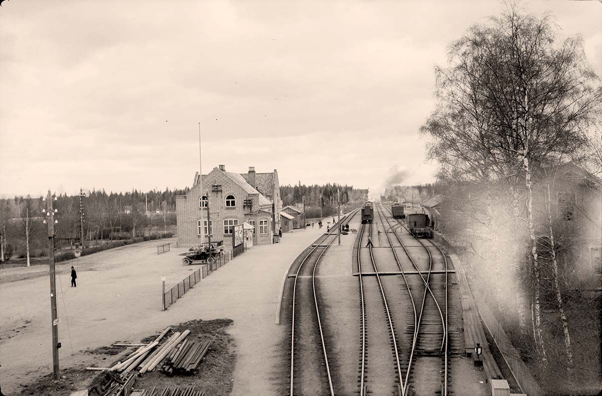 Horten. Railway station, platform, train, between 1900 and 1950