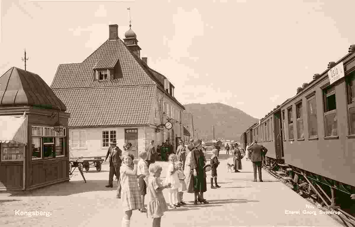 Kongsberg. Railway station, platform, between 1900 and 1950