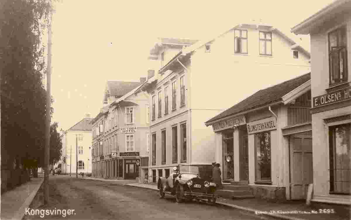 Kongsvinger. Panorama of city street and Hotel 'Victoria', between 1920 and 1930