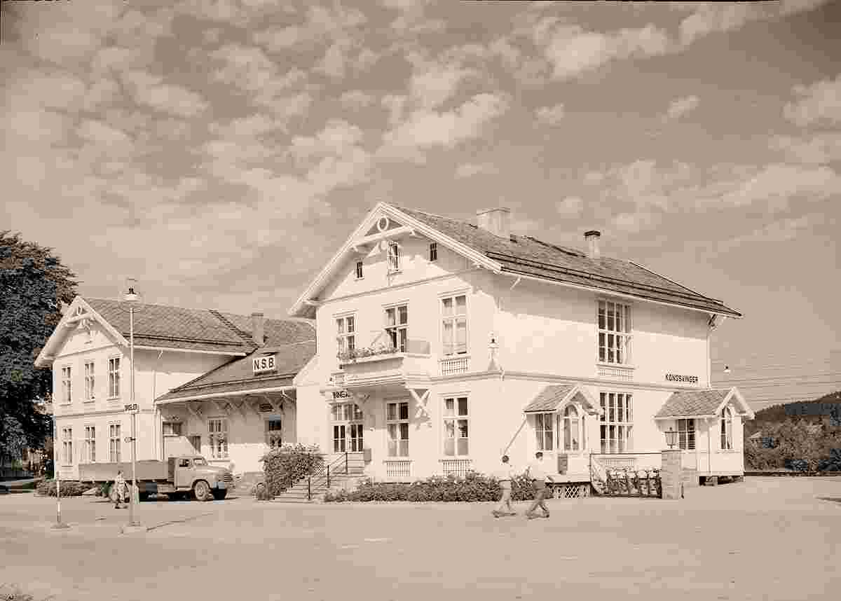 Kongsvinger. Railway station, square, 1955
