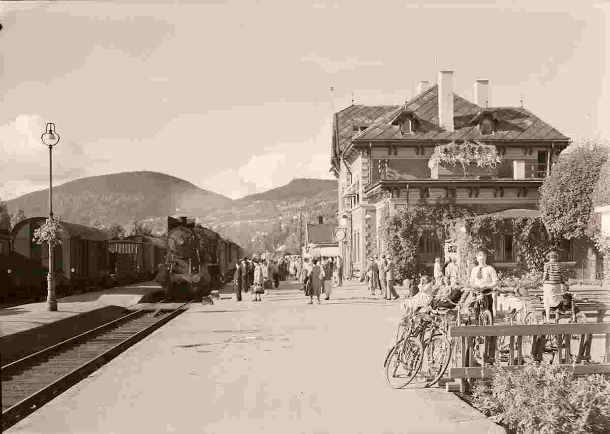 Lillehammer. Railway station, platform, train, between 1950 and 1970