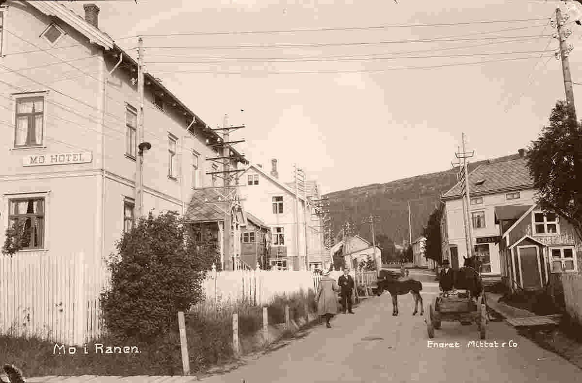 Mo i Rana. Mo - Panorama of city street, hotel Mo, between 1900 and 1940
