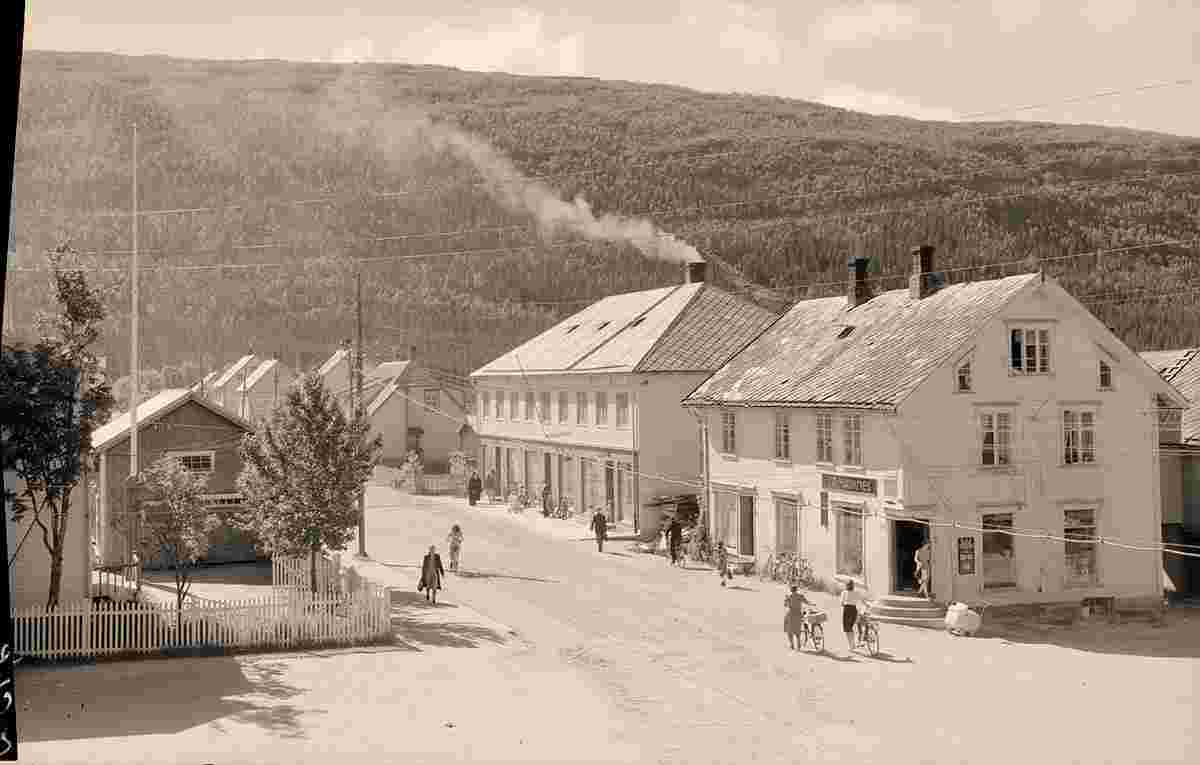 Mo i Rana. Panorama of city street, between 1947 and 1949