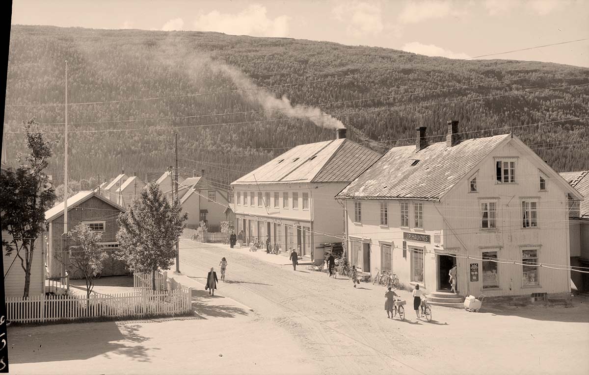 Mo i Rana. Panorama of city street, between 1947 and 1949