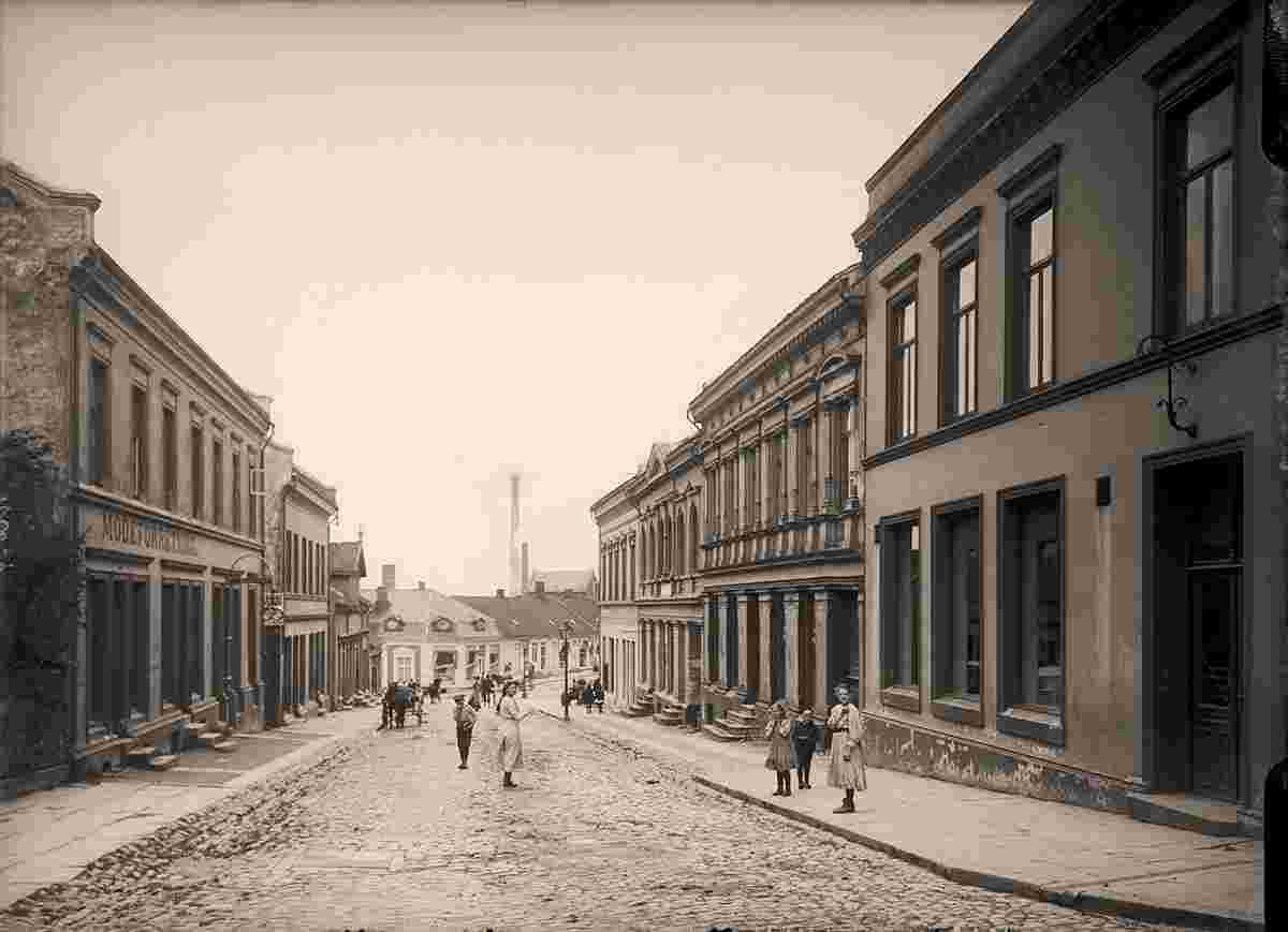 Moss. Panorama of city street, between 1900 and 1922