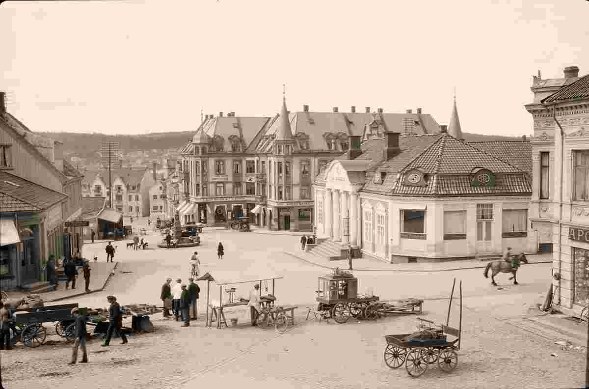 Moss. Panorama of square, fountain, between 1900 and 1950