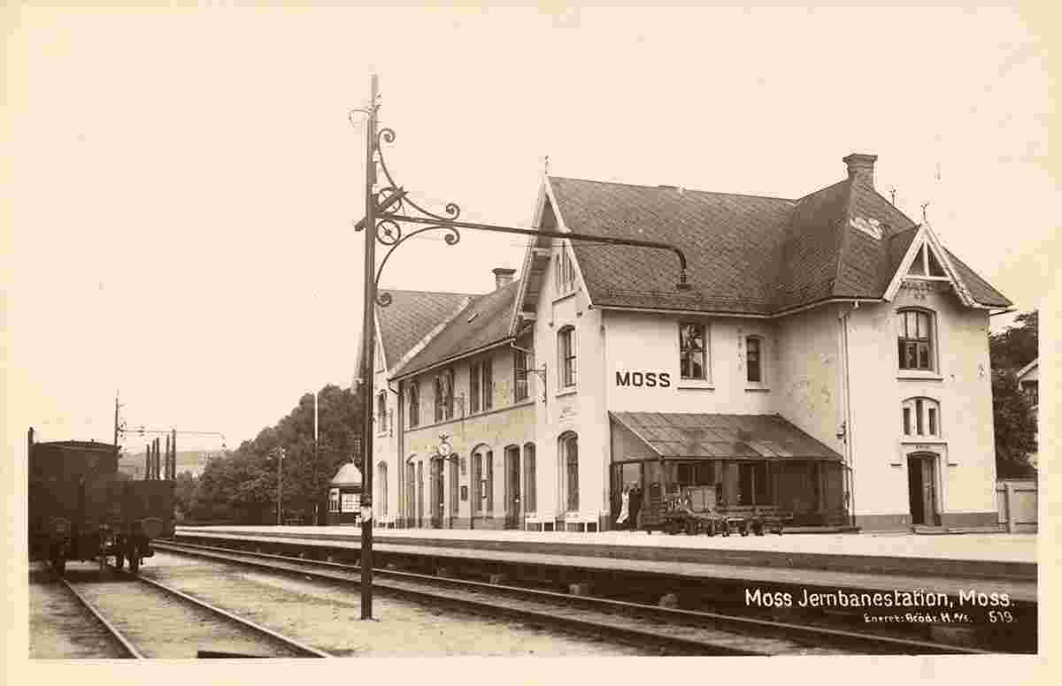 Moss. Railway station, platform, between 1925 and 1930