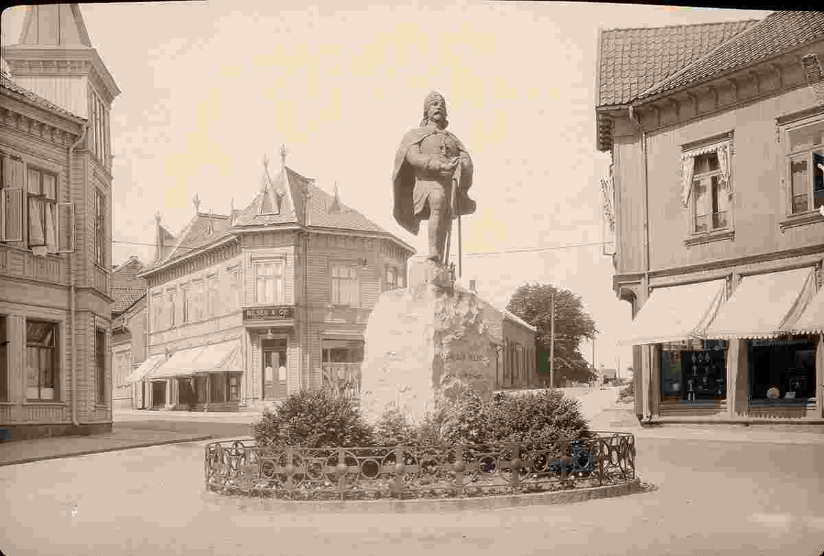 Sarpsborg. Lilletorget - Square with Olaf statue, between 1900 and 1950