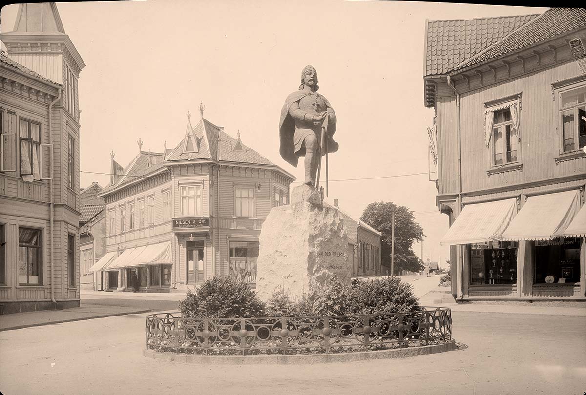 Sarpsborg. Lilletorget - Square with Olaf statue, between 1900 and 1950