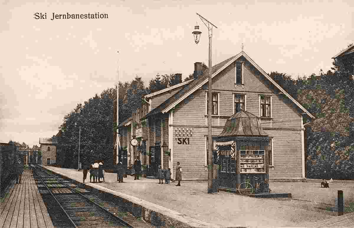 Ski. Railway station, platform, 1919