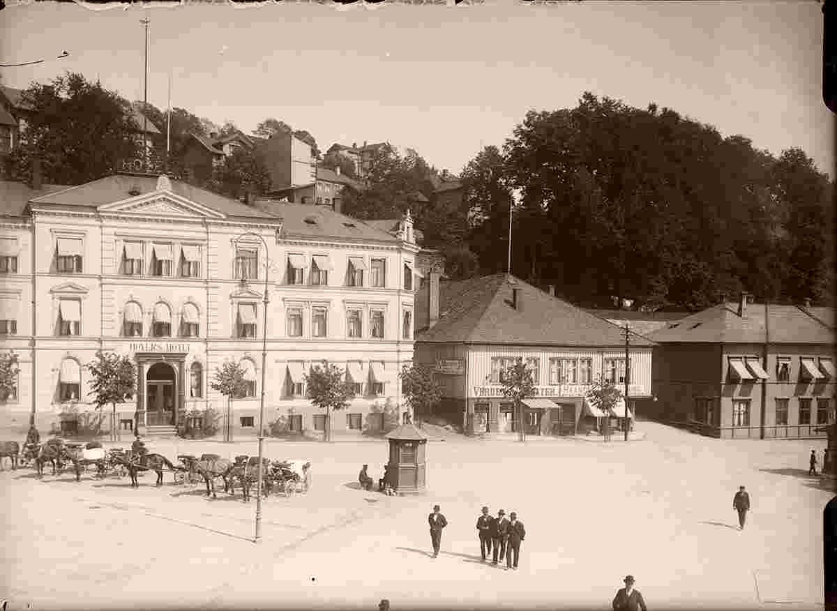 Skien. Square and Hoyers Hotel, between 1900 and 1925