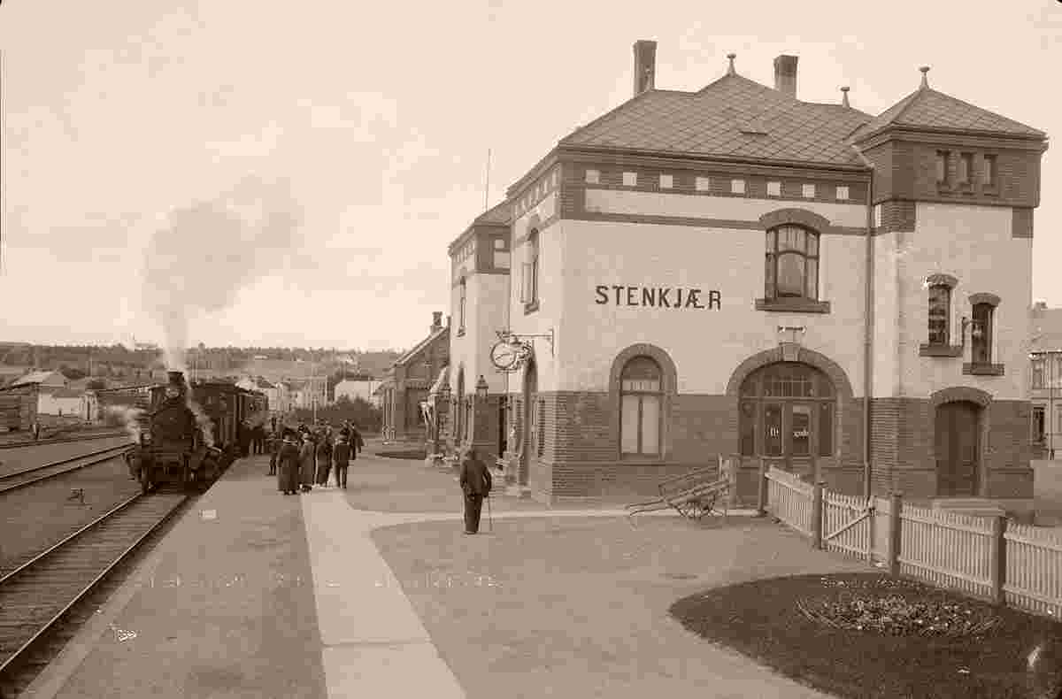 Steinkjer. Railway station, platform, train, between 1900 and 1950