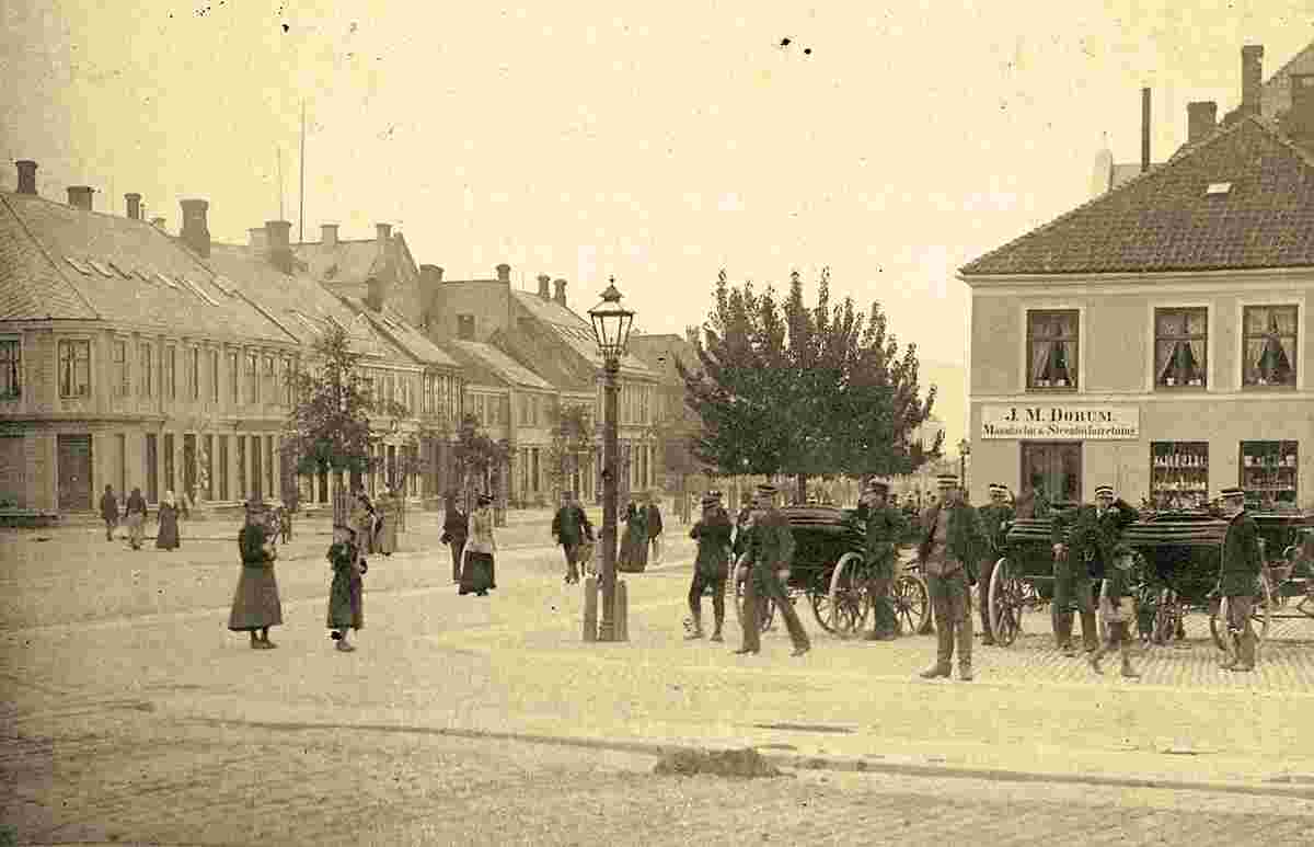 Trondheim. Cab drivers in the town square, 1893