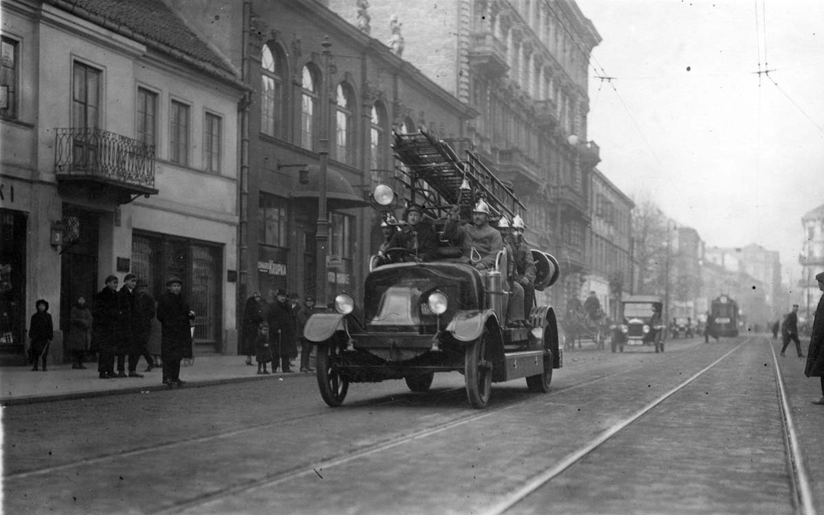 Warsaw. Car of the 3rd branch of the Warsaw Fire Service ('Krakus') on New world street, 1925