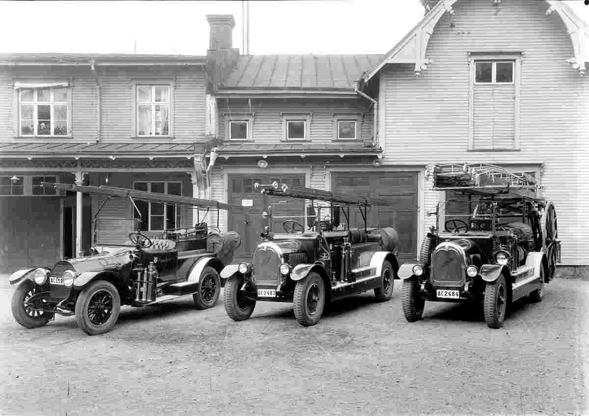 Umeå. Old fire station at Rådhusesplanaden, fire trucks, 1920s