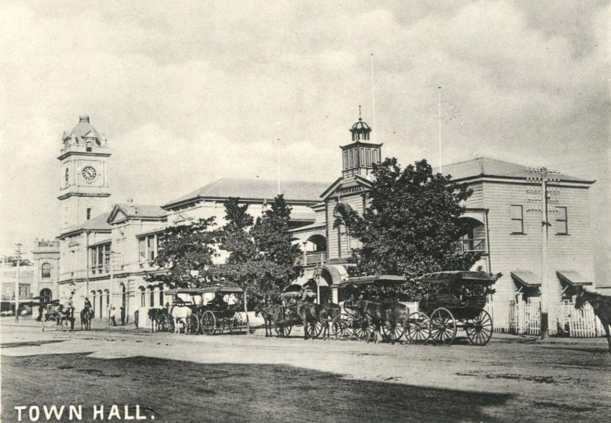 Townsville. Town Hall in Flinders Street, circa 1900