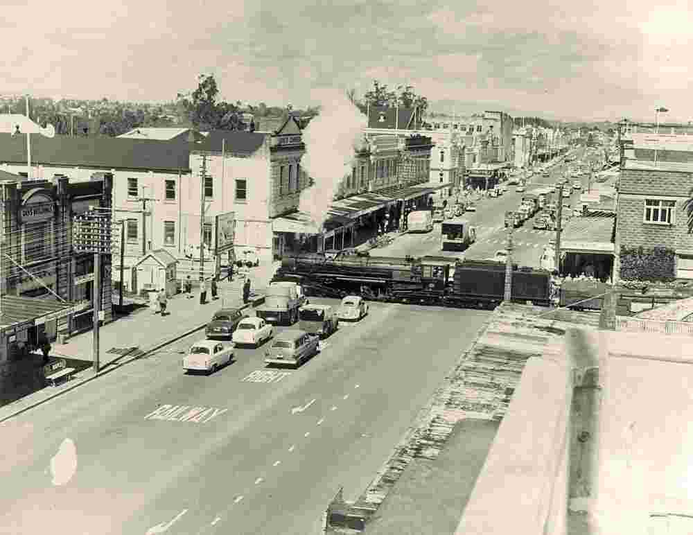 Hamilton. Train crossing Victoria Street, 1959
