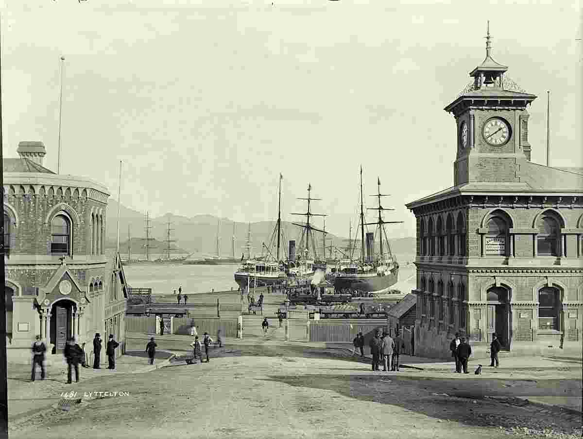 Lyttelton. Panorama of Pier