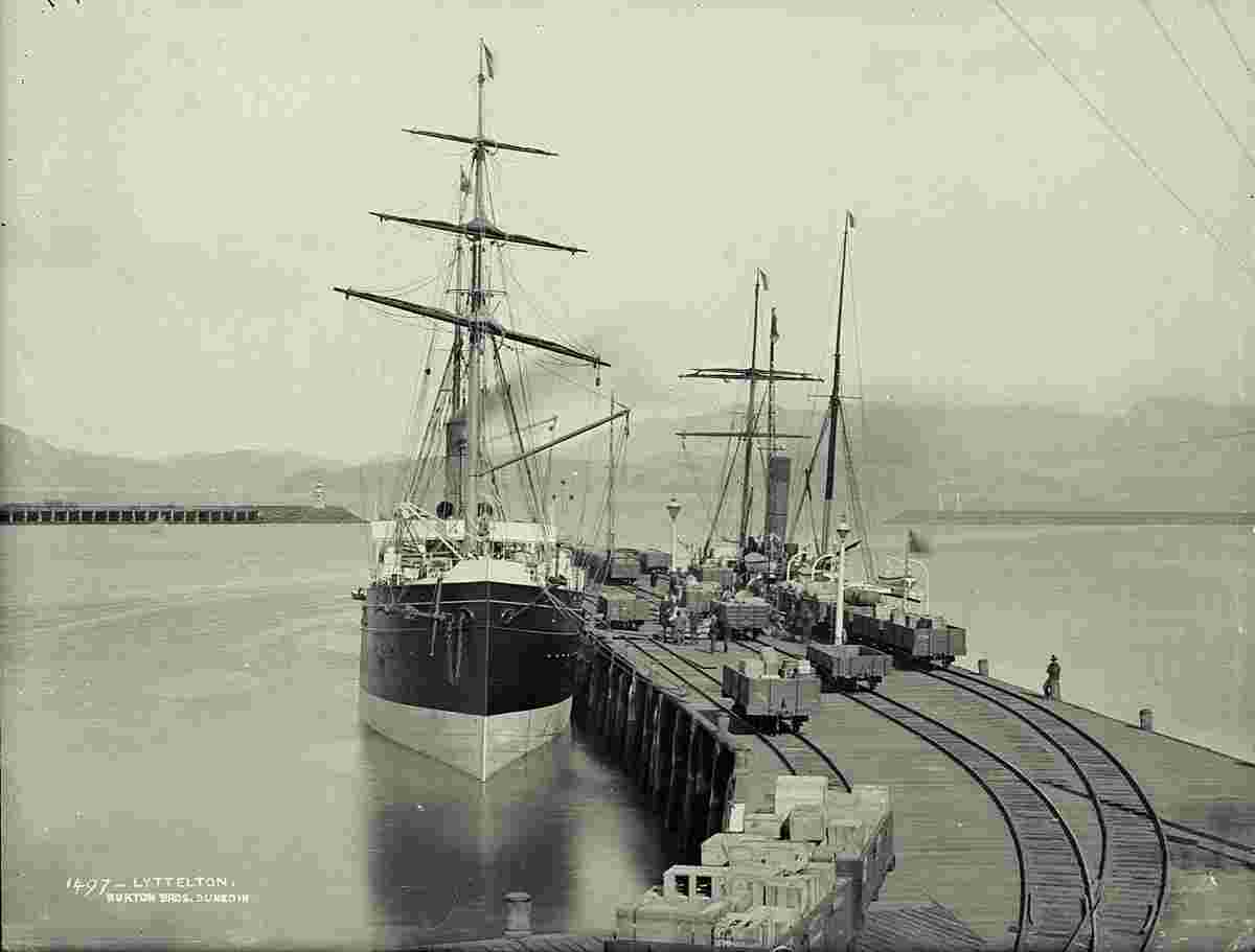 Lyttelton. Shipping in Harbour