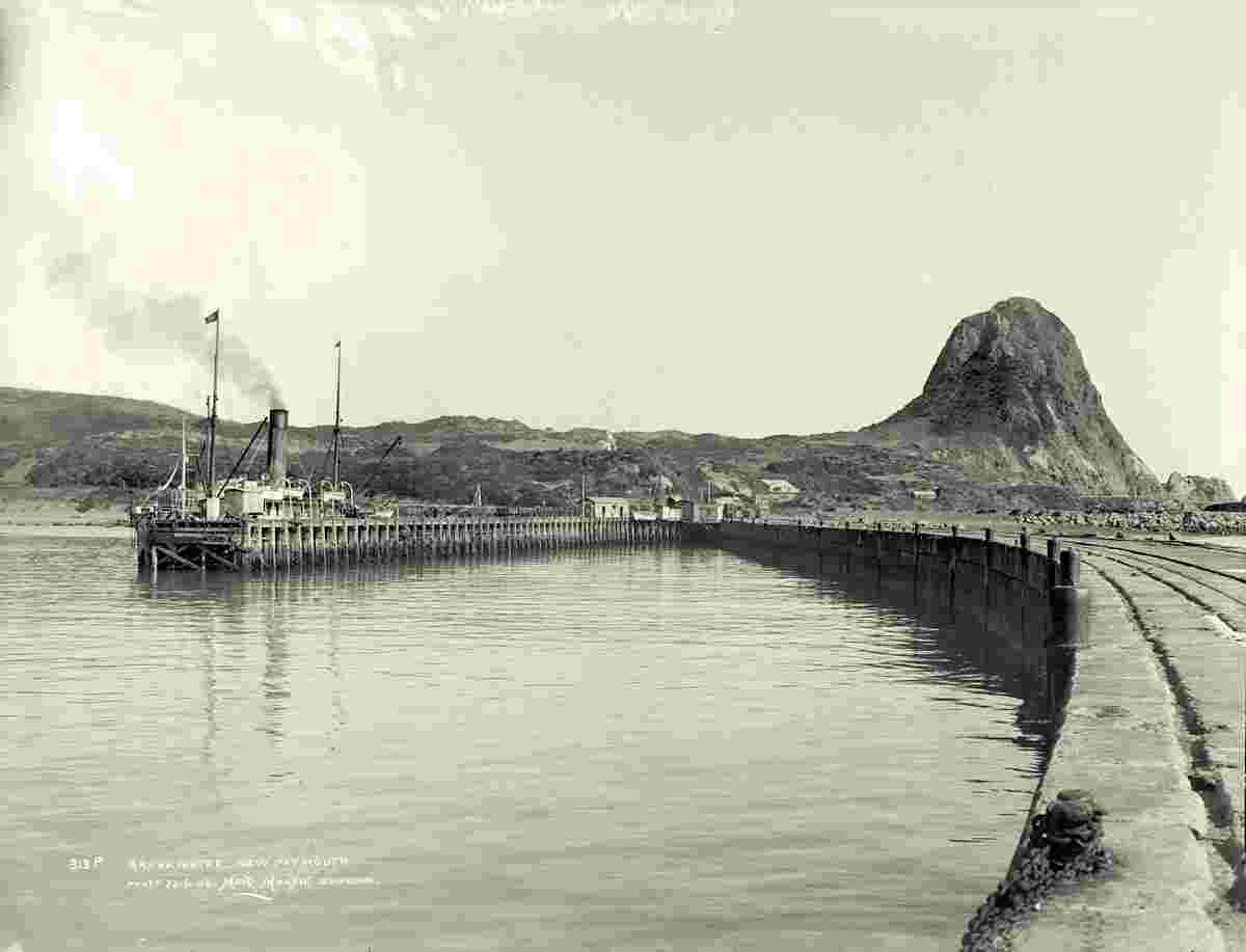 New Plymouth. Breakwater, circa 1905