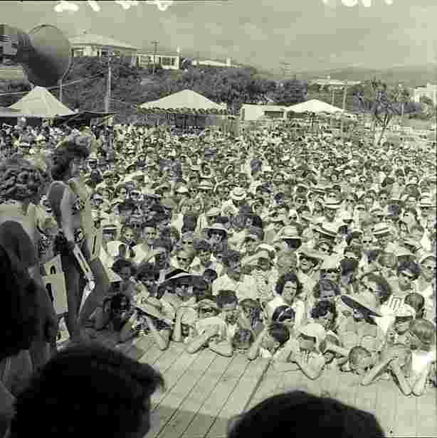 Paraparaumu. Contestants and spectators, 1958