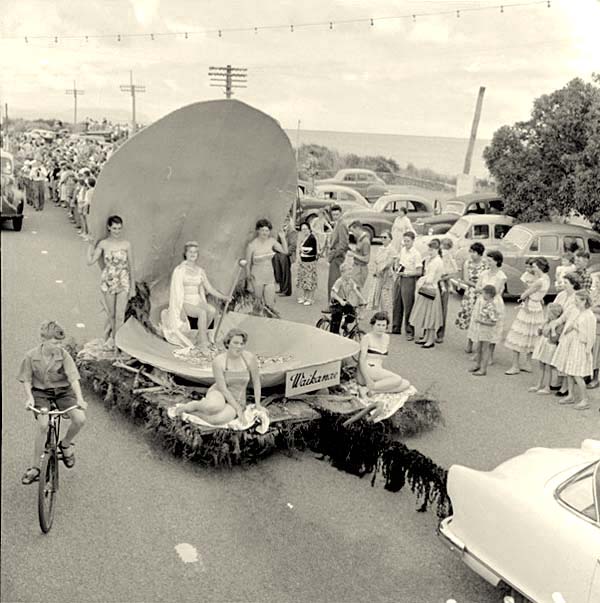 Float, Waikanae, oyster shell with maidens, Paraparaumu Carnival, 26 Dec 1958